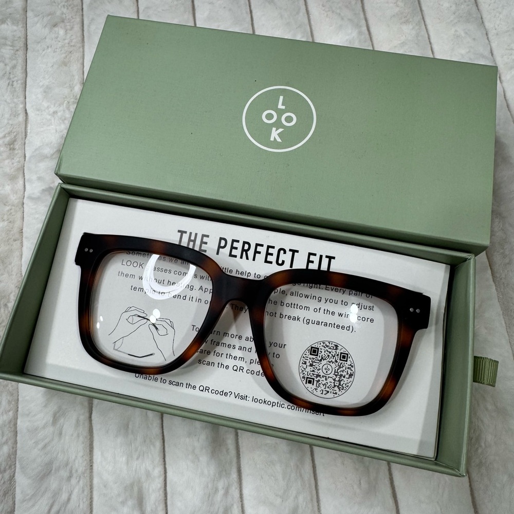 Progressive reader by Look Optic Tortoise. Almost new.